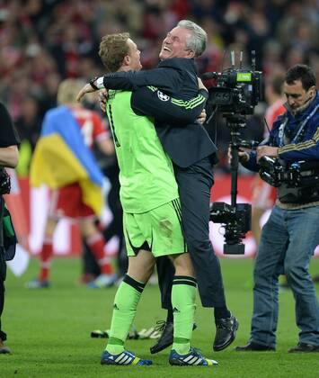 FUSSBALL CHAMPIONS LEAGUE SAISON 2012 2013 FINALE Borussia Dortmund - FC Bayern München 25.05.2013 Jubel nach dem Abpfiff: Torwart Manuel Neuer (li) und Trainer Jupp Heynckes (re, beide FC Bayern München) 