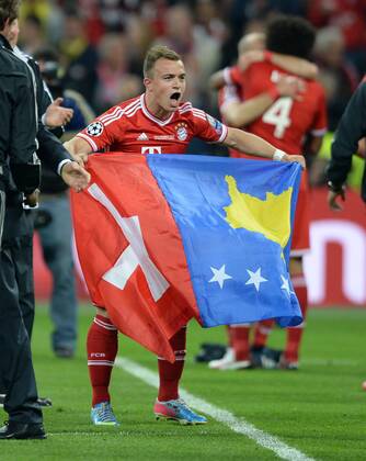 FUSSBALL CHAMPIONS LEAGUE SAISON 2012 2013 FINALE Borussia Dortmund - FC Bayern München 25.05.2013 Der Champions League Sieger Xherdan Shaqiri (FC Bayern München) jubelt nach dem Abpfiff mit seinen beiden Landesflaggen 