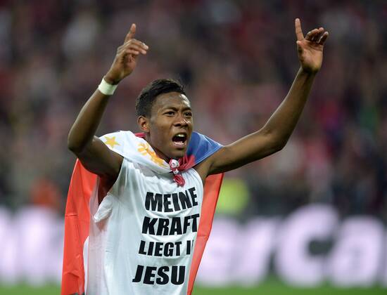 FUSSBALL CHAMPIONS LEAGUE SAISON 2012 2013 FINALE Borussia Dortmund - FC Bayern München 25.05.2013 Der Champions League Sieger David Alaba (FC Bayern München) jubelt nach dem Abpfiff und lässt seine Kraft bei Jesus 