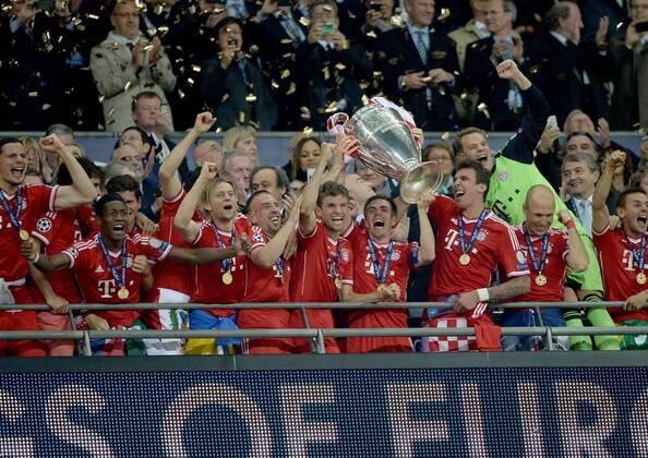 FUSSBALL CHAMPIONS LEAGUE SAISON 2012 2013 FINALE Borussia Dortmund - FC Bayern München 25.05.2013 Der FCB Bayern München feiert mit dem Pokal den Sieg der Champions League Sieg 2013 
