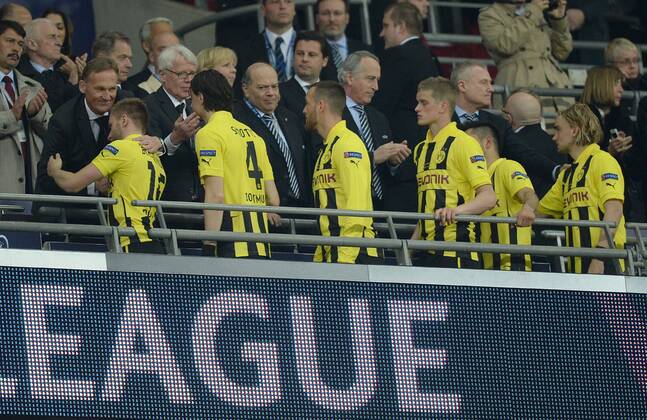 FUSSBALL CHAMPIONS LEAGUE SAISON 2012 2013 FINALE Borussia Dortmund - FC Bayern München 25.05.2013 Jakub KUBA Blaszczykowski, Neven Subotic, Julian Schieber, Sven Bender und Marcel Schmelzer (v.l., alle Borussia Dortmund) lassen sich von Hans-Joachim Watzke (ganz links) trösten 