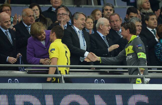 FUSSBALL CHAMPIONS LEAGUE SAISON 2012 2013 FINALE Borussia Dortmund - FC Bayern München 25.05.2013 Bundeskanzlerin Angela Merkel (li) tröstet Sebastian Kehl, während Wolfgang Niersbach (3.v.l.) Torwart Roman Weidenfeller (re, Borussia Dortmund) seinen Trost ausspricht. 