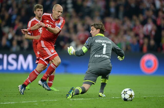 FUSSBALL CHAMPIONS LEAGUE SAISON 2012 2013 FINALE Borussia Dortmund - FC Bayern München 25.05.2013 Arjen Robben (FC Bayern München) erzielt das Tor zum 1:2. Torwart Roman Weidenfeller (re, Borussia Dortmund) kann den Gegentreffer nicht verhindern 