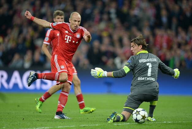 FUSSBALL CHAMPIONS LEAGUE SAISON 2012 2013 FINALE Borussia Dortmund - FC Bayern München 25.05.2013 Arjen Robben (FC Bayern München) erzielt das Tor zum 1:2. Torwart Roman Weidenfeller (re, Borussia Dortmund) kann den Gegentreffer nicht verhindern 