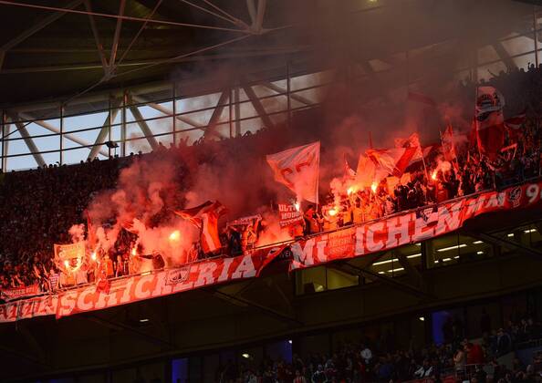 FUSSBALL CHAMPIONS LEAGUE SAISON 2012 2013 FINALE FC Bayern Muenchen 25.05.2013 Fans vom FC Bayern Muenchen zuenden Pyrotechnik im Stadion. Unterhalb der Tribuene ist ein Banner mit der Aufschrift Schickeria Muenchen angebracht 