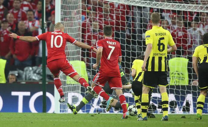 Arjen ROBBEN, 10 FCB schiesst das Tor zum 2-1 ,Aktion, Einzelbild, Torschuss FC BAYERN MÜNCHEN - BORUSSIA DORTMUND ( - ) Fussball UEFA Champions League, Finale, im Wembley Stadion London am 25.05.2013 CL Saison 2012 2013, FCB, München, BVB