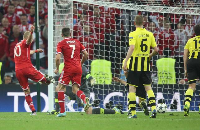 Arjen ROBBEN, 10 FCB schiesst das Tor zum 2-1 ,Aktion, Einzelbild, Torschuss FC BAYERN MÜNCHEN - BORUSSIA DORTMUND ( - ) Fussball UEFA Champions League, Finale, im Wembley Stadion London am 25.05.2013 CL Saison 2012 2013, FCB, München, BVB
