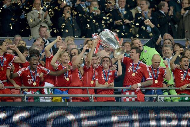 FUSSBALL CHAMPIONS LEAGUE SAISON 2012 2013 FINALE Borussia Dortmund - FC Bayern München 25.05.2013 Der FC Bayern München feiert mit dem Pokal den Sieg der Champions League Sieg 2013: David Alaba, Anatoliy Tymoshchuk , Anatoli Tymoschtschuk, Franck Ribery, Thomas Müller, Philipp Lahm, Mario Mandzukic und Arjen Robben (v.l., alle FC Bayern München) 