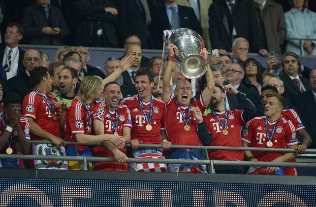 FUSSBALL CHAMPIONS LEAGUE SAISON 2012 2013 FINALE Borussia Dortmund - FC Bayern München 25.05.2013 Der FC Bayern München feiert mit dem Pokal den Sieg der Champions League Sieg 2013: Claudio Pizarro, Anatoliy Tymoshchuk , Anatoli Tymoschtschuk, Franck Ribery, Mario Mandzukic, Arjen Robben, Diego Contento und Xherdan Shaqiri (v.l., alle FC Bayern München) 