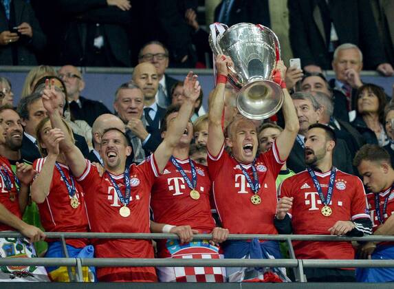 FUSSBALL CHAMPIONS LEAGUE SAISON 2012 2013 FINALE Borussia Dortmund - FC Bayern München 25.05.2013 Der FC Bayern München feiert mit dem Pokal den Sieg der Champions League Sieg 2013: Claudio Pizarro, Franck Ribery, Mario Mandzukic, Arjen Robben, Diego Contento und Xherdan Shaqiri (v.l., alle FC Bayern München) 