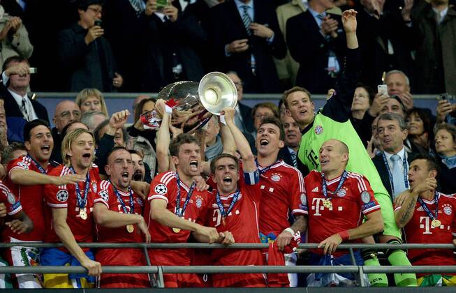 FUSSBALL CHAMPIONS LEAGUE SAISON 2012 2013 FINALE Borussia Dortmund - FC Bayern München 25.05.2013 Der FC Bayern München feiert mit dem Pokal den Sieg der Champions League Sieg 2013: Claudio Pizarro, Claudio Pizarro, Anatoliy Tymoshchuk , Anatoli Tymoschtschuk, Franck Ribery, Thomas Müller, Philipp Lahm, Mario Mandzukic, Arjen Robben, Manuel Neuer und Xherdan Shaqiri (v.l., alle FC Bayern München)