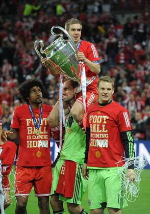 FUSSBALL CHAMPIONS LEAGUE SAISON 2012 2013 FINALE Borussia Dortmund - FC Bayern München 25.05.2013 Champions League Sieger 2013 FC Bayern München: Philipp Lahm (FC Bayern München) jubelt mit dem Champions League Pokal auf den Schultern von Ersatztorwart Tom Starke. Mit ihm freut sich Dante (li) und Torwart Manuel Neuer (re) 