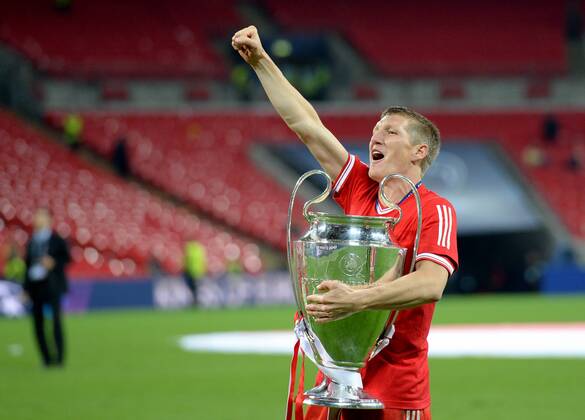 FUSSBALL CHAMPIONS LEAGUE SAISON 2012 2013 FINALE Borussia Dortmund - FC Bayern München 25.05.2013 Champions League Sieger 2013 FC Bayern München: Bastian Schweinsteiger (FC Bayern München) jubelt mit dem Pokal 