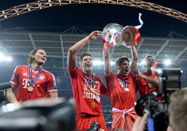 FUSSBALL CHAMPIONS LEAGUE SAISON 2012 2013 FINALE Borussia Dortmund - FC Bayern München 25.05.2013 Champions League Sieger 2013 FC Bayern München: Daniel van Buyten, Mario Gomez, Javier Javi Martinez und Jerome Boateng (v.l., alle FC Bayern München) jubeln mit dem Pokal 