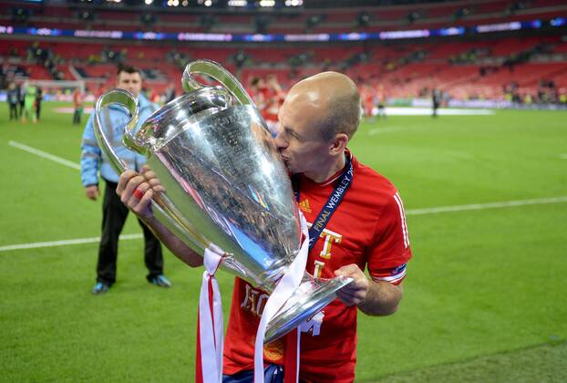 FUSSBALL CHAMPIONS LEAGUE SAISON 2012 2013 FINALE Borussia Dortmund - FC Bayern München 25.05.2013 Champions League Sieger 2013: FC Bayern München. Arjen Robben (FC Bayern München) jubelt mit dem Pokal 