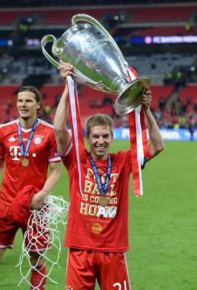 FUSSBALL CHAMPIONS LEAGUE SAISON 2012 2013 FINALE Borussia Dortmund - FC Bayern München 25.05.2013 Champions League Sieger 2013 FC Bayern München: Philipp Lahm (FC Bayern München) jubelt mit den Pokal 