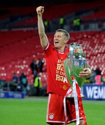 FUSSBALL CHAMPIONS LEAGUE SAISON 2012 2013 FINALE Borussia Dortmund - FC Bayern München 25.05.2013 Champions League Sieger 2013 FC Bayern München: Bastian Schweinsteiger (FC Bayern München) jubelt mit dem Champions League Pokal 