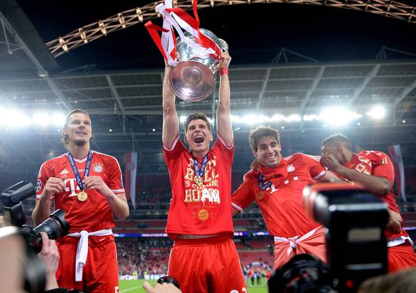 FUSSBALL CHAMPIONS LEAGUE SAISON 2012 2013 FINALE Borussia Dortmund - FC Bayern München 25.05.2013 Champions League Sieger 2013 FC Bayern München: Daniel van Buyten, Mario Gomez und Javier Javi Martinez (FC Bayern München) jubeln mit dem Pokal 