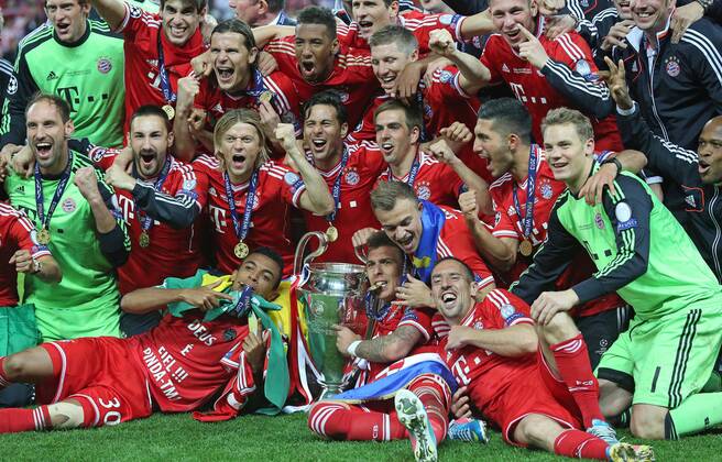 Manuel NEUER, FC Nr.1, Mario MANDZUKIC, FCB Nr.9, Frank Ribery (Bayern 7), Claudio PIZARRO FCB Nr.14, Philipp Lahm (Bayern 21), Bastian Schweinsteiger (Bayern 31), Frank Ribery (Bayern 7) Jubel, Freude, Emotionen, Feiern, Lachen, jubelt, freuen, reisst die Arme hoch, ballt die Faust Champions League Pokal, Trophäe, Trophy, FC BAYERN MÜNCHEN - BORUSSIA DORTMUND ( - ) Fussball UEFA Champions League, Finale, im Wembley Stadion London am 25.05.2013 CL Saison 2012 2013, FCB, München, BVB