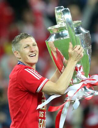 Bastian Schweinsteiger (Bayern 31) Champions League Pokal, Trophäe, Trophy, FC BAYERN MÜNCHEN - BORUSSIA DORTMUND ( - ) Fussball UEFA Champions League, Finale, im Wembley Stadion London am 25.05.2013 CL Saison 2012 2013, FCB, München, BVB