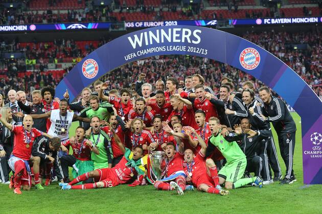 Manuel NEUER, FC Nr.1, Mario MANDZUKIC, FCB Nr.9, Frank Ribery (Bayern 7), Claudio PIZARRO FCB Nr.14, Philipp Lahm (Bayern 21), Bastian Schweinsteiger (Bayern 31), Frank Ribery (Bayern 7) Jubel, Freude, Emotionen, Feiern, Lachen, jubelt, freuen, reisst die Arme hoch, ballt die Faust Champions League Pokal, Trophäe, Trophy, FC BAYERN MÜNCHEN - BORUSSIA DORTMUND ( - ) Fussball UEFA Champions League, Finale, im Wembley Stadion London am 25.05.2013 CL Saison 2012 2013, FCB, München, BVB