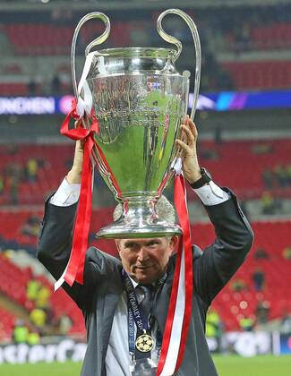 Trainer Cheftrainer Jupp HEYNCKES (FCB) Jubel, Freude, Emotionen, Feiern, Lachen, jubelt, freuen, reisst die Arme hoch, ballt die Faust Champions League Pokal, Trophäe, Trophy, FC BAYERN MÜNCHEN - BORUSSIA DORTMUND ( - ) Fussball UEFA Champions League, Finale, im Wembley Stadion London am 25.05.2013 CL Saison 2012 2013, FCB, München, BVB