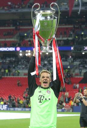 Manuel NEUER, FC Nr.1 Champions League Pokal, Trophäe, Trophy, Jubel, Freude, Emotionen, Feiern, Lachen, jubelt, freuen, reisst die Arme hoch, ballt die Faust FC BAYERN MÜNCHEN - BORUSSIA DORTMUND ( - ) Fussball UEFA Champions League, Finale, im Wembley Stadion London am 25.05.2013 CL Saison 2012 2013, FCB, München, BVB
