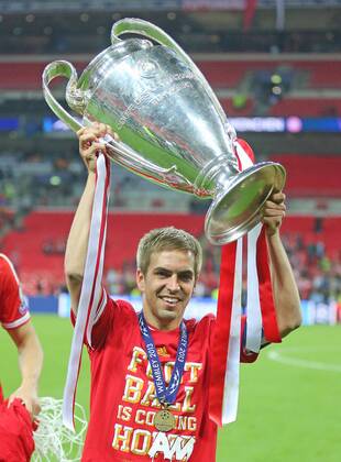 Philipp Lahm (Bayern 21) Jubel, Freude, Emotionen, Feiern, Lachen, jubelt, freuen, reisst die Arme hoch, ballt die Faust Champions League Pokal, Trophäe, Trophy, FC BAYERN MÜNCHEN - BORUSSIA DORTMUND ( - ) Fussball UEFA Champions League, Finale, im Wembley Stadion London am 25.05.2013 CL Saison 2012 2013, FCB, München, BVB