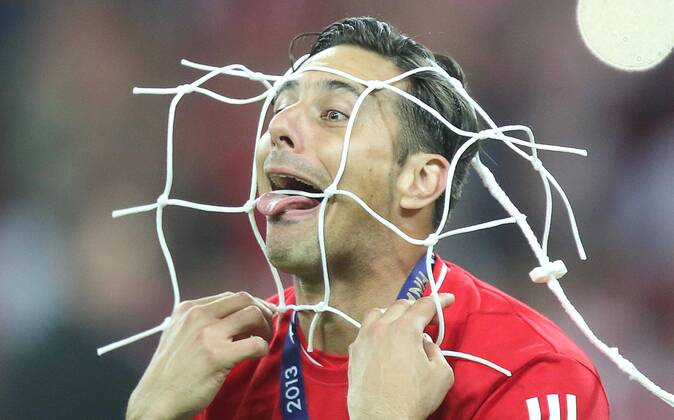 Claudio PIZARRO FCB Nr.14 mit Tornetz FC BAYERN MÜNCHEN - BORUSSIA DORTMUND ( - ) Fussball UEFA Champions League, Finale, im Wembley Stadion London am 25.05.2013 CL Saison 2012 2013, FCB, München, BVB