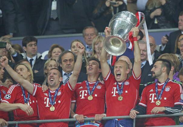 Arjen ROBBEN, 10 FCB, Frank Ribery (Bayern 7), Mario MANDZUKIC, FCB Nr.9, Jubel, Freude, Emotionen, Feiern, Lachen, jubelt, freuen, reisst die Arme hoch, ballt die Faust FC BAYERN MÜNCHEN - BORUSSIA DORTMUND ( - ) Fussball UEFA Champions League, Finale, im Wembley Stadion London am 25.05.2013 CL Saison 2012 2013, FCB, München, BVB