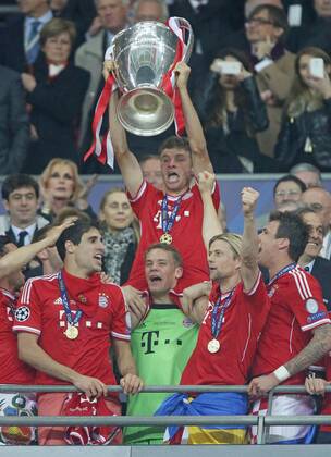 Manuel NEUER, FC Nr.1, Thomas Müller Müller (Bayern 25) , Javi MARTINEZ, FCB Nr. 8 Jubel, Freude, Emotionen, Feiern, Lachen, jubelt, freuen, reisst die Arme hoch, ballt die Faust FC BAYERN MÜNCHEN - BORUSSIA DORTMUND ( - ) Fussball UEFA Champions League, Finale, im Wembley Stadion London am 25.05.2013 CL Saison 2012 2013, FCB, München, BVB
