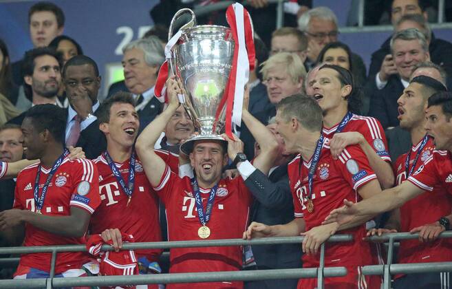 Frank Ribery (Bayern 7) Jubel, Freude, Emotionen, Feiern, Lachen, jubelt, freuen, reisst die Arme hoch, ballt die Faust , Bastian Schweinsteiger (Bayern 31), Mario MANDZUKIC, FCB Nr.9, FC BAYERN MÜNCHEN - BORUSSIA DORTMUND ( - ) Fussball UEFA Champions League, Finale, im Wembley Stadion London am 25.05.2013 CL Saison 2012 2013, FCB, München, BVB