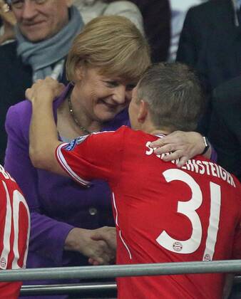 Bastian Schweinsteiger (Bayern 31), Bundeskanzlerin Angela Merkel GER Jubel, Freude, Emotionen, Feiern, Lachen, jubelt, freuen, reisst die Arme hoch, ballt die Faust FC BAYERN MÜNCHEN - BORUSSIA DORTMUND ( - ) Fussball UEFA Champions League, Finale, im Wembley Stadion London am 25.05.2013 CL Saison 2012 2013, FCB, München, BVB