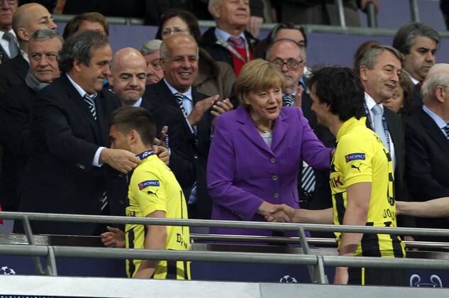 UEFA Präsident Michel Platini, Bundeskanzlerin Angela Merkel, Mats Hummels Ehrung des Zweitplatzierten auf der Tribüne Fußball Fussball UEFA Championsleague Finale Final 2013 Herren Männer Saison 2012 13 25.05.2013 BVB Borussia Dortmund