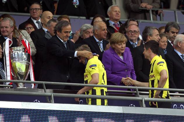UEFA Präsident Michel Platini, Bundeskanzlerin Angela Merkel, Kuba Jakub (Kuba) Blaszczykowski, Robert Lewandowski Ehrung des Zweitplatzierten auf der Tribüne Fußball Fussball UEFA Championsleague Finale Final 2013 Herren Männer Saison 2012 13 25.05.2013 BVB Borussia Dortmund