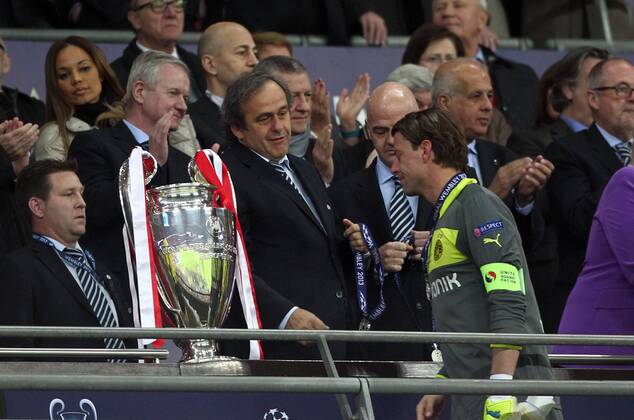 UEFA Präsident Michel Platini, Torwart Roman Weidenfeller Ehrung des Zweitplatzierten auf der Tribüne Fußball Fussball UEFA Championsleague Finale Final 2013 Herren Männer Saison 2012 13 25.05.2013 BVB Borussia Dortmund