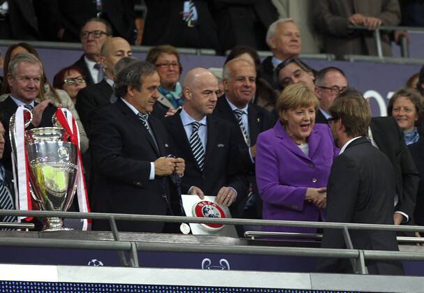 UEFA Präsident Michel Platini, UEFA Generalsekretär Gianni Infantino, Bundeskanzlerin Angela Merkel, Trainer Jürgen Klopp Ehrung des Zweitplatzierten auf der Tribüne Fußball Fussball UEFA Championsleague Finale Final 2013 Herren Männer Saison 2012 13 25.05.2013 BVB Borussia Dortmund