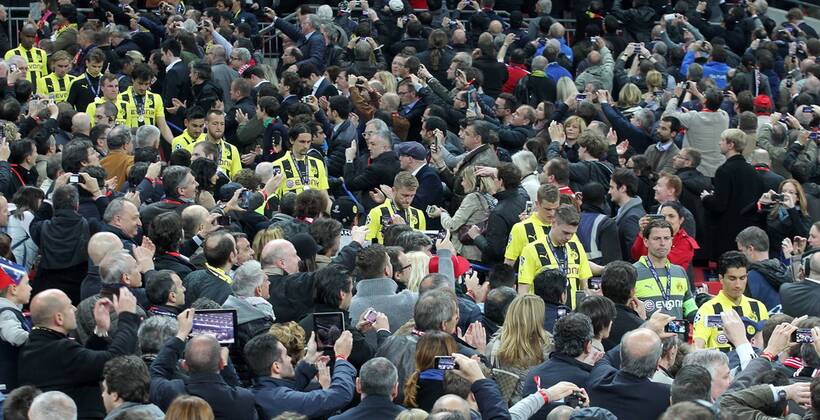 Enttäuschte Dortmunder gehen nach der Medaillenvergabe enttäuscht durch die Zuschauer . Borussia Dortmund. London, ENG, 25.05.2013 , Finale, Fussball-Champions League 2013 .