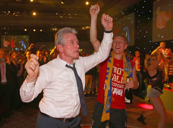 Trainer Cheftrainer Jupp HEYNCKES (FCB) tanzt mit Bastian Schweinsteiger (Bayern 31) Fussball UEFA Champions League, Finale, beim Champions League Finale Bankett im Grosvenor House CL Saison 2012 2013, FCB, München FC BAYERN MÜNCHEN
