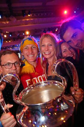 Bastian Schweinsteiger (Bayern 31), Sarah BRANDNER, freundin von Bastian SCHWEINSTEIGER Kuss, küssen, Champions League Pokal, Trophäe, Trophy, Fussball UEFA Champions League, Finale, beim Champions League Finale Bankett im Grosvenor House CL Saison 2012 2013, FCB, München FC BAYERN MÜNCHEN
