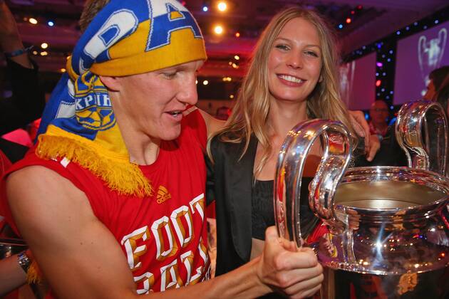 Bastian Schweinsteiger (Bayern 31), Sarah BRANDNER, freundin von Bastian SCHWEINSTEIGER Kuss, küssen, Champions League Pokal, Trophäe, Trophy, Fussball UEFA Champions League, Finale, beim Champions League Finale Bankett im Grosvenor House CL Saison 2012 2013, FCB, München FC BAYERN MÜNCHEN