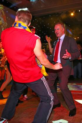 Karl-Heinz RUMMENIGGE (Vorstandsvorsitzender FCB AG) tanz nach seinem Tor zum , Aktion, Einzelbild, Freisteller, Tanz Fussball UEFA Champions League, Finale, beim Champions League Finale Bankett im Grosvenor House CL Saison 2012 2013, FCB, München FC BAYERN MÜNCHEN