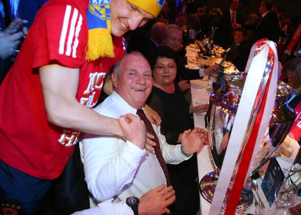 Bastian Schweinsteiger (Bayern 31), Präsident und Aufsichtsratsvorsitzender Uli HOENESS (FCB) Champions League Pokal, Trophäe, Trophy, Fussball UEFA Champions League, Finale, beim Champions League Finale Bankett im Grosvenor House CL Saison 2012 2013, FCB, München FC BAYERN MÜNCHEN