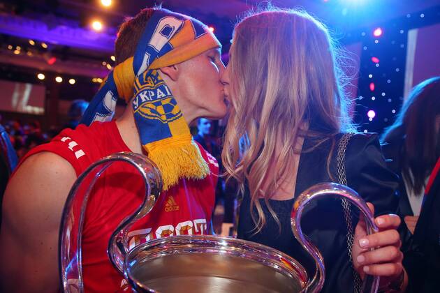 Bastian Schweinsteiger (Bayern 31), Sarah BRANDNER, freundin von Bastian SCHWEINSTEIGER Kuss, küssen, Champions League Pokal, Trophäe, Trophy, Fussball UEFA Champions League, Finale, beim Champions League Finale Bankett im Grosvenor House CL Saison 2012 2013, FCB, München FC BAYERN MÜNCHEN