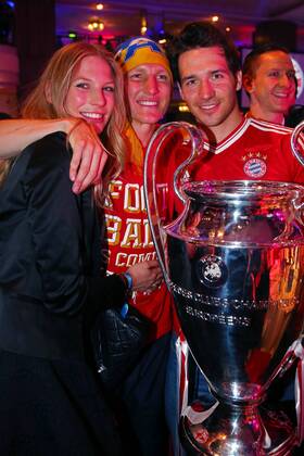 Bastian Schweinsteiger (Bayern 31), Sarah BRANDNER, freundin von Bastian SCHWEINSTEIGER und Schweinsteiger Freund Felix Neureuther, Champions League Pokal, Trophäe, Trophy, Fussball UEFA Champions League, Finale, beim Champions League Finale Bankett im Grosvenor House CL Saison 2012 2013, FCB, München FC BAYERN MÜNCHEN