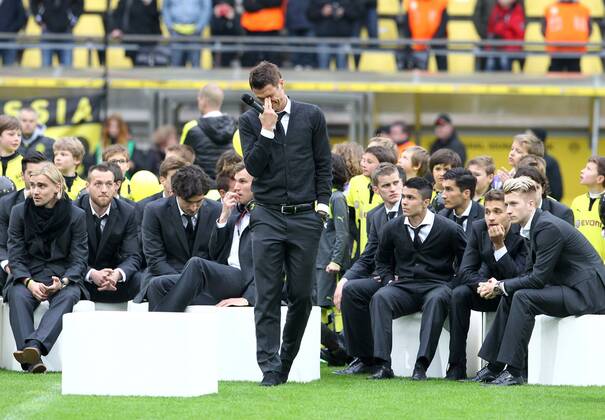 Sonntag, 26.05.2013, Saison 2012 2013, Empfang der Mannschaft von Borussia Dortmund nach dem verlorenem Endspiel der Champions League gegen den FC Bayern München im Dortmunder Signal Iduna Park, Sebastian Kehl (BVB) spricht zu den BVB-Fans