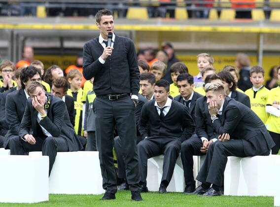 Sonntag, 26.05.2013, Saison 2012 2013, Empfang der Mannschaft von Borussia Dortmund nach dem verlorenem Endspiel der Champions League gegen den FC Bayern München im Dortmunder Signal Iduna Park, Sebastian Kehl (BVB) spricht zu den BVB-Fans