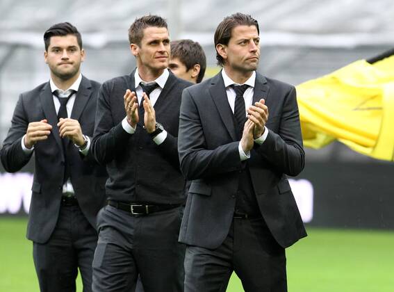 Sonntag, 26.05.2013, Saison 2012 2013, Empfang der Mannschaft von Borussia Dortmund nach dem verlorenem Endspiel der Champions League gegen den FC Bayern München im Dortmunder Signal Iduna Park, Zlatan Alomerovic (BVB), Sebastian Kehl (BVB) und Roman Weidenfeller (BVB, v.l.) bedanken