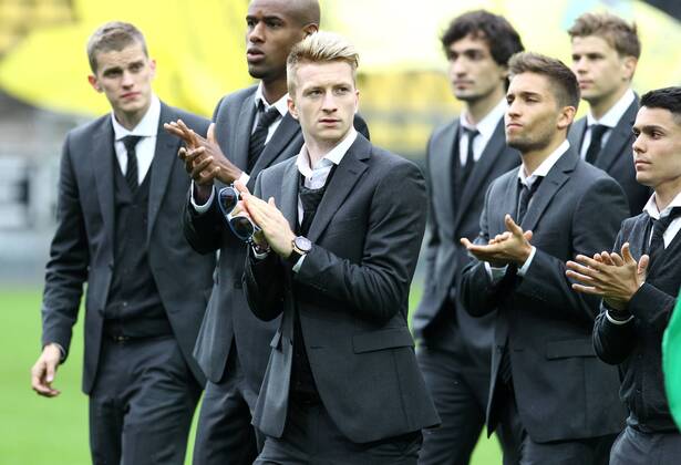 Sonntag, 26.05.2013, Saison 2012 2013, Empfang der Mannschaft von Borussia Dortmund nach dem verlorenem Endspiel der Champions League gegen den FC Bayern München im Dortmunder Signal Iduna Park, Sven Bender (BVB), Felipe Santana (BVB), Marco Reus (BVB), Mats Hummels (BVB), Moritz Leitner (BVB) und Leonardo Bittencourt (BVB, v.l.) bedanken