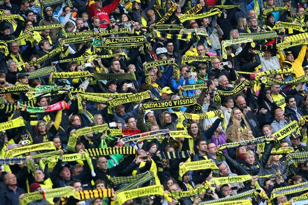 Die Fussballer von Borussia Dortmund werden von den Fans im Signal Iduna Park in Dortmund empfangen. Der BVB hatte am Vortag das Finale der Champions League mit 1:2 gegen Bayern München verloren. Fans im Stadion auf der Tribüne halten Schals in die Höhe Empfang von Borussia Dortmund